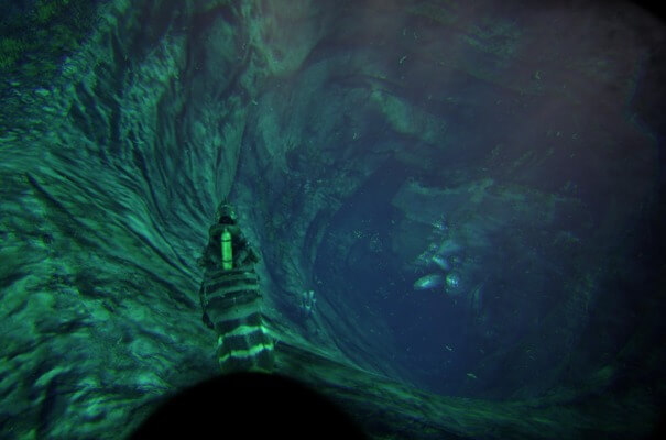 蜂蜜洞窟の海底